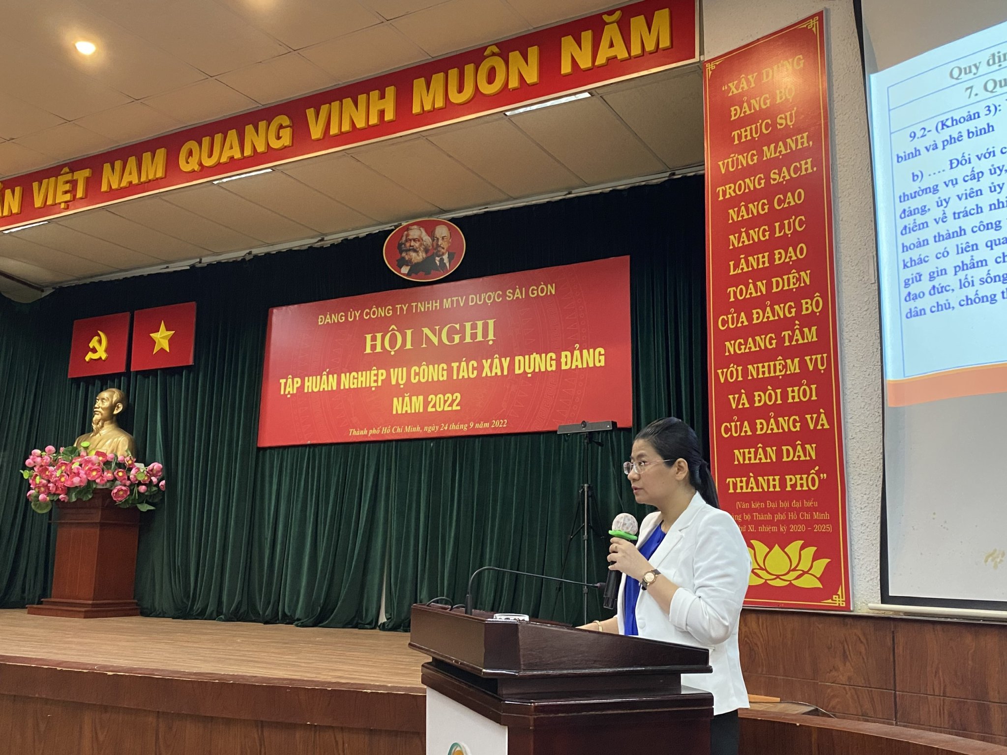 Đồng chí Bùi Thị Ngọc Hà, Trưởng phòng Tổ chức - Đảng viên Ban Tổ chức Thành ủy báo cáo tại hội nghị