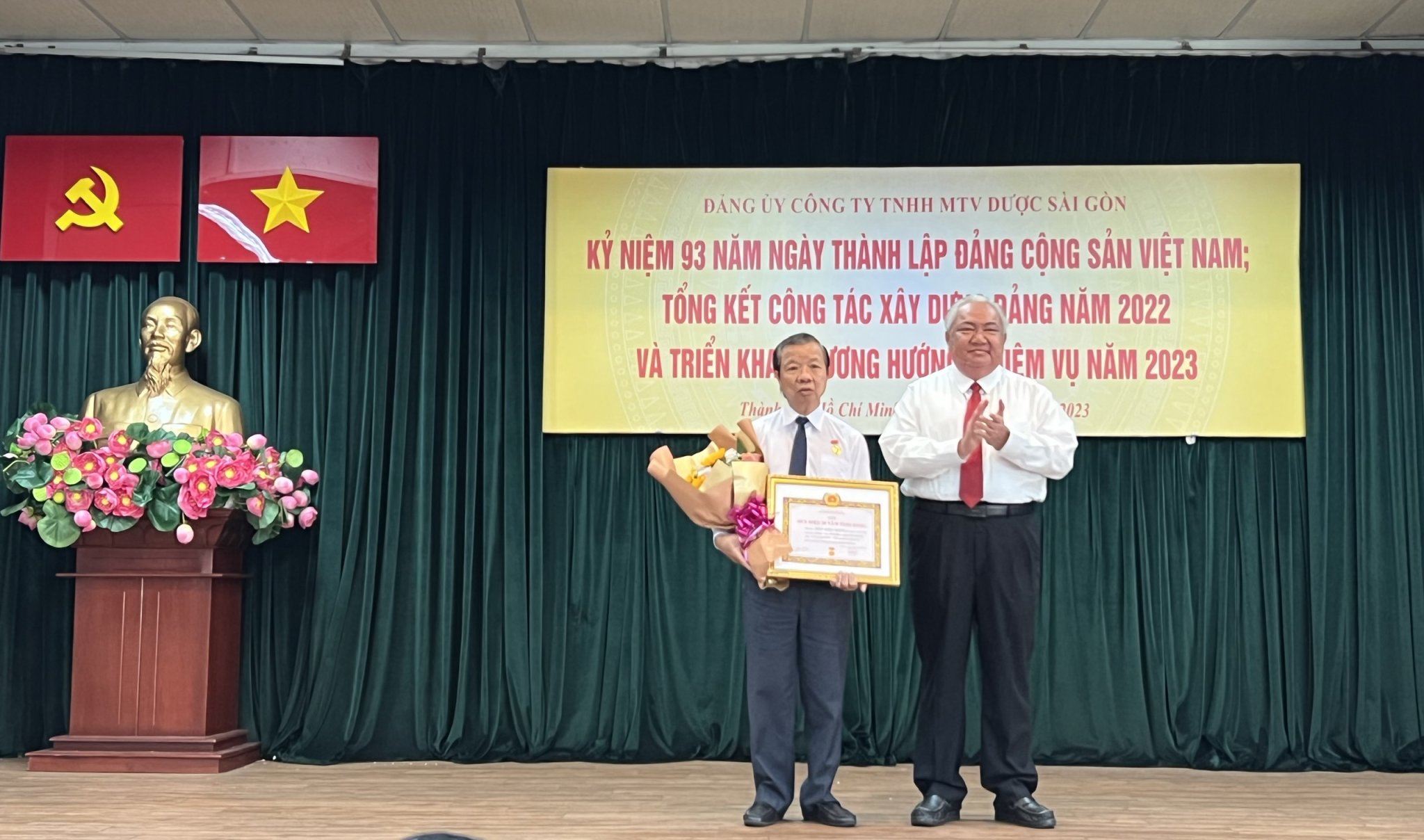 Sapharco tổ chức Lễ kỷ niệm 93 năm Ngày thành lập Đảng Cộng sản Việt Nam, trao tặng Huy hiệu Đảng, tổng kết công tác xây dựng Đảng năm 2022, triển khai phương hướng và nhiệm vụ năm 2023