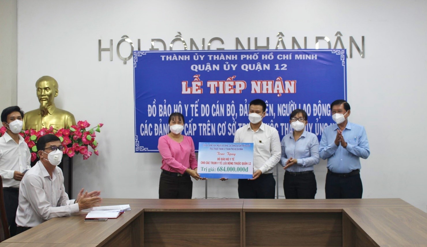 Trao tặng 7.700 bộ đồ bảo hộ cho các trạm Y tế lưu động trên địa bàn Quận 12 và Quận Bình Tân