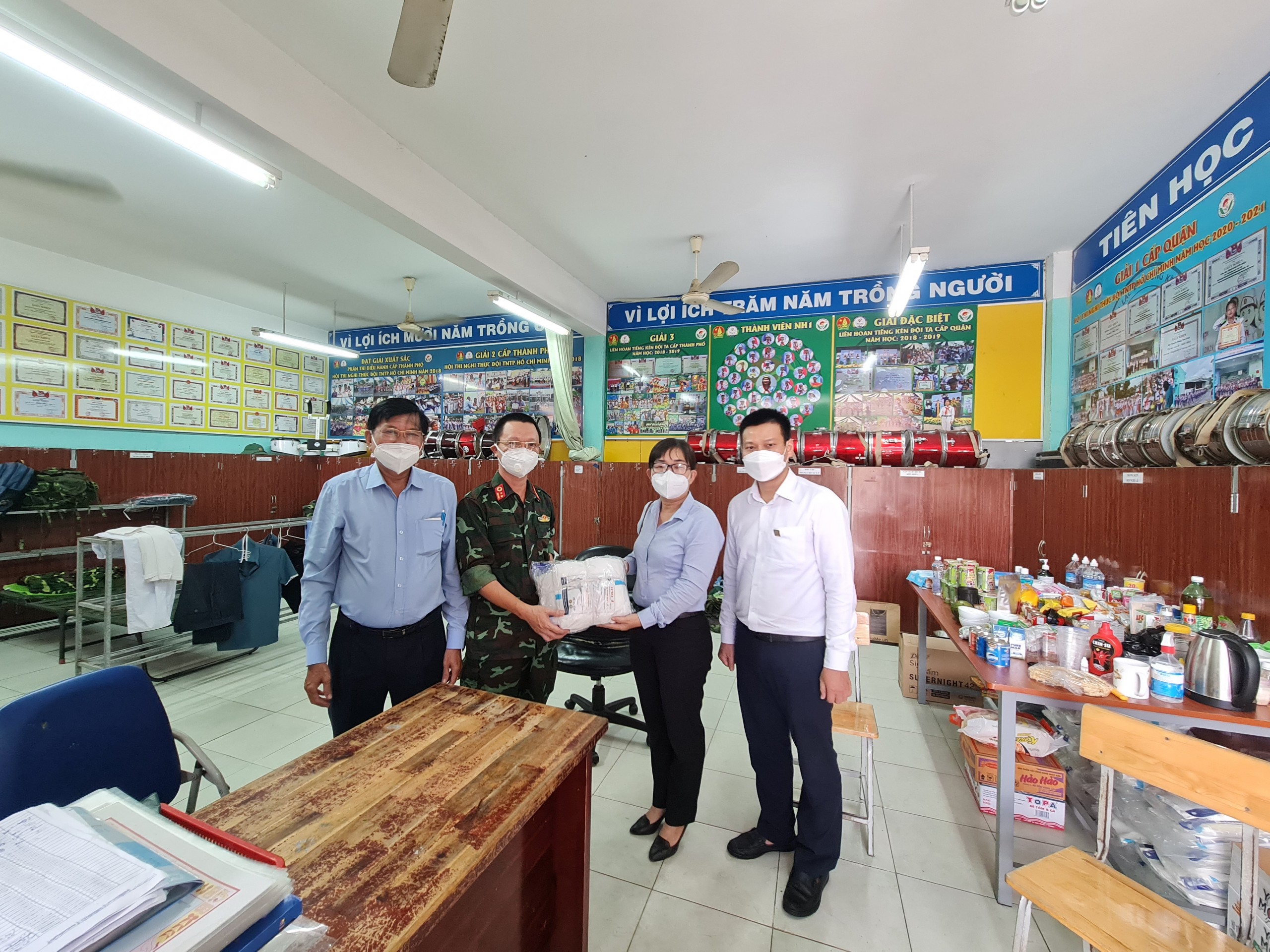 Trao tặng 7.700 bộ đồ bảo hộ cho các trạm Y tế lưu động trên địa bàn Quận 12 và Quận Bình Tân